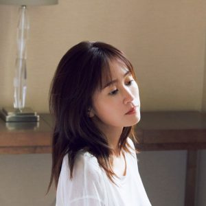 前田敦子写真集『Beste』より中面カット公開第3弾！ラグジュアリーホテルで寝起きからそのまま撮影