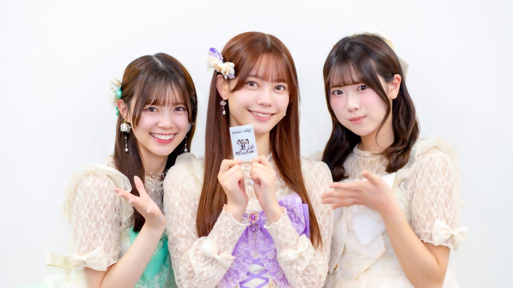 「ラフ×ラフpresents『アイドル天下一大喜利武道会〜Round3〜』」開催を記念し、齋藤有紗・佐々木楓菜・高梨結のサイン入りチェキを1名様に