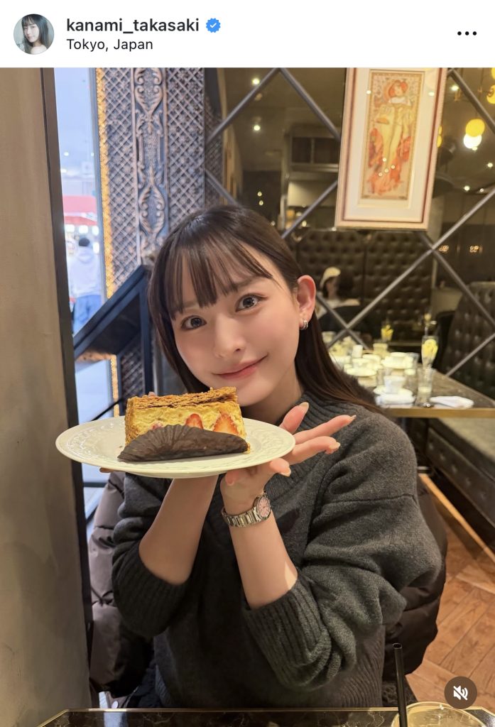 苺のミルフィーユケーキを手にニッコリ