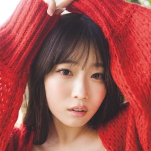 「#ババババンビ」赤色担当・岸みゆ、真っ赤なニットに赤い糸…“赤”をテーマにしたグラビア