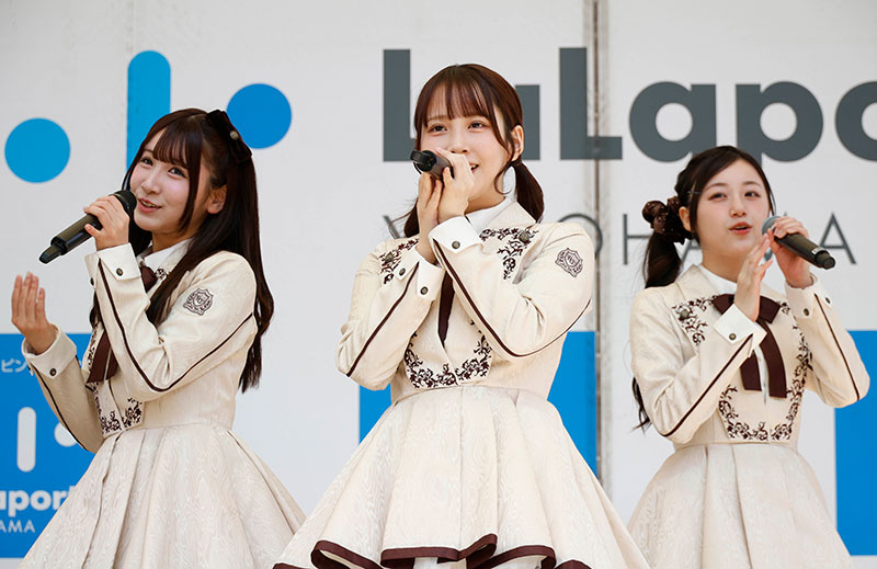 Rain Tree 4thデジタルシングル『君の居場所、僕の居場所』のカップリング曲『Chain of Life』を披露する市原紬希(センター)ら