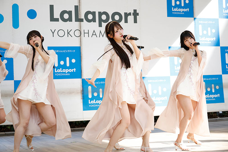 4thデジタルシングル『君の居場所、僕の居場所』を披露する7人のRain Treeメインメンバー