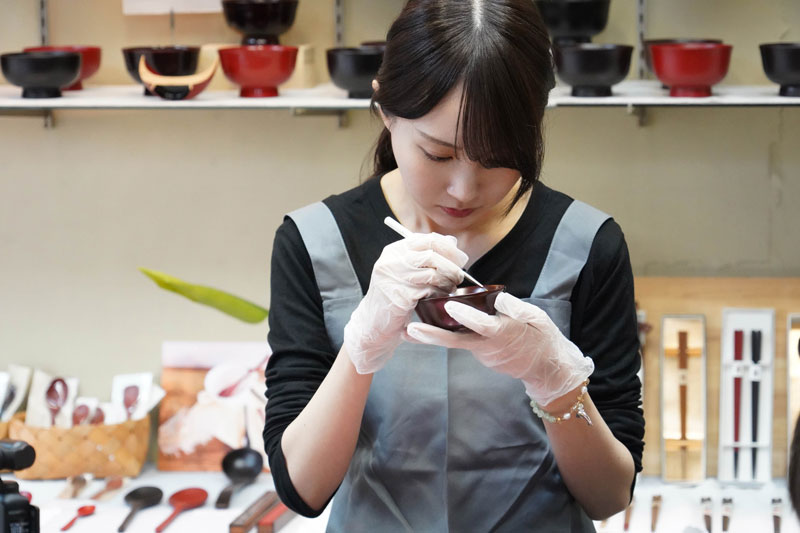 細かい作業に集中する乃木坂46・賀喜遥香