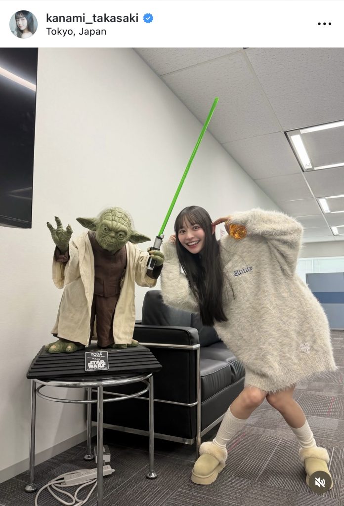 「スター・ウォーズ」の“ジェダイ・マスター”ヨーダとノリノリで撮影