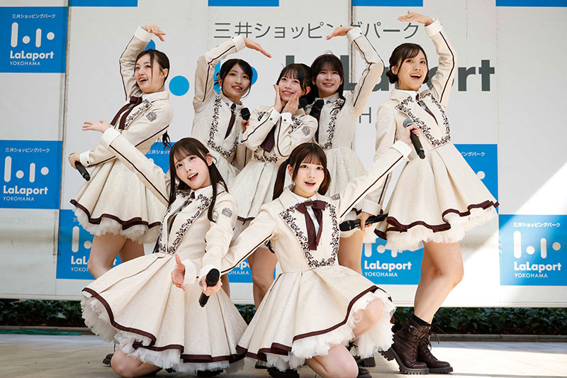 Rain Tree 4thデジタルシングル『君の居場所、僕の居場所』のコンセプト曲『Wonder party fou you』を披露する鈴野みお(センター)ら