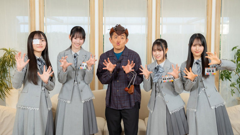 『日向坂になりましょう ‐五期生成長バラエティ‐』に出演する片山紗希、蔵盛妃那乃、高井俐香、松尾桜と講師の井戸田潤