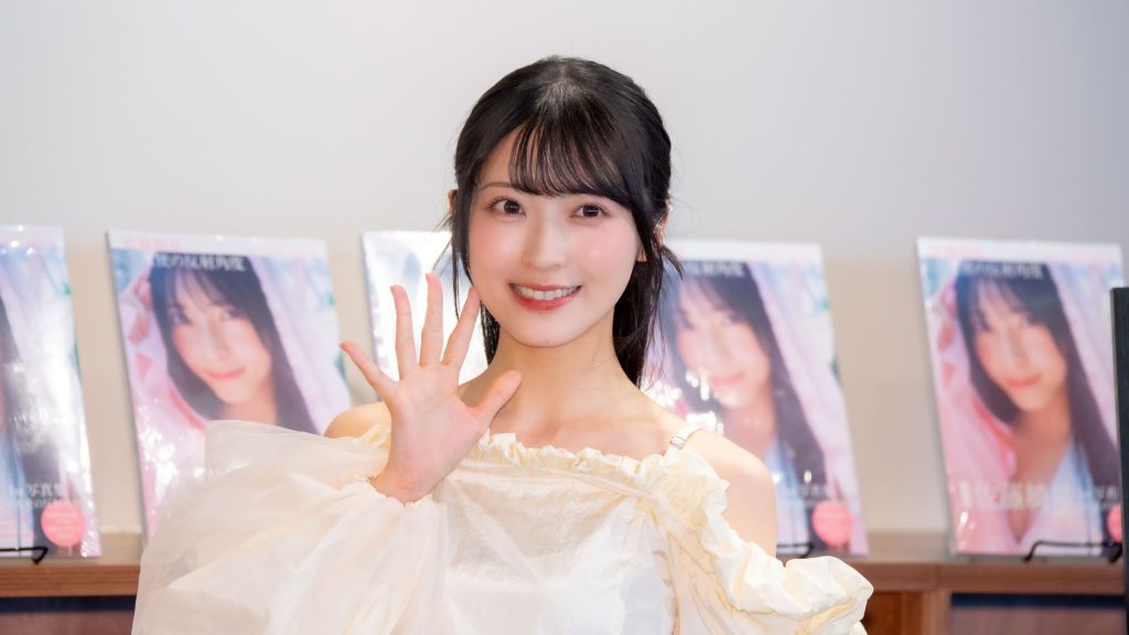 AKB48・佐藤綺星が1st写真集『天使の反射角度』発売記念取材会に出席