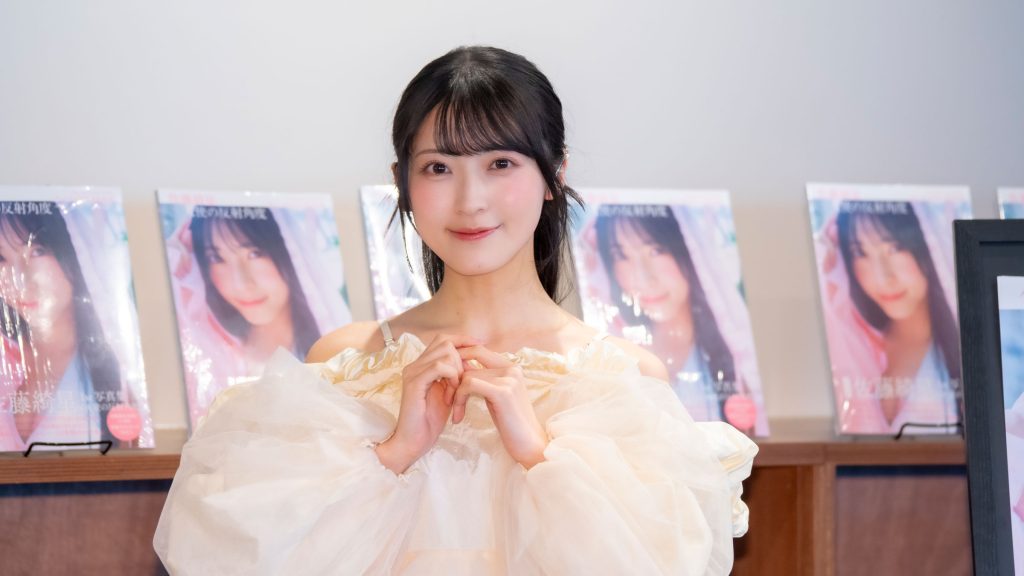 AKB48・佐藤綺星が1st写真集『天使の反射角度』発売記念取材会より