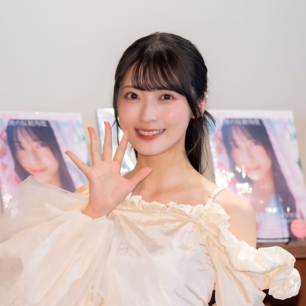 AKB48・佐藤綺星が1st写真集『天使の反射角度』発売記念取材会より