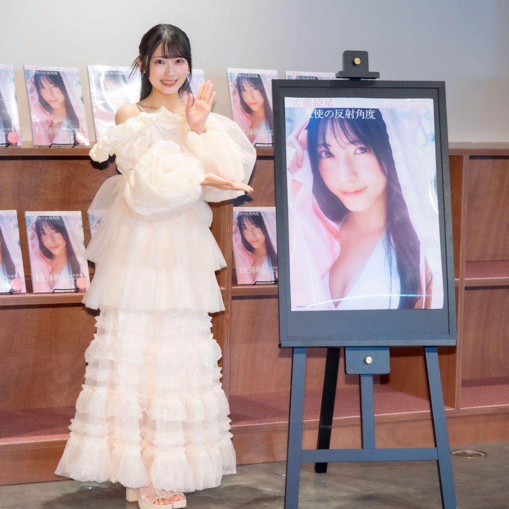1st写真集『天使の反射角度』発売記念取材会に出席したAKB48佐藤綺星