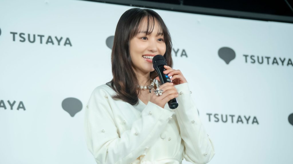 菅井友香が写真集『たびすがい』発売記念取材会に出席