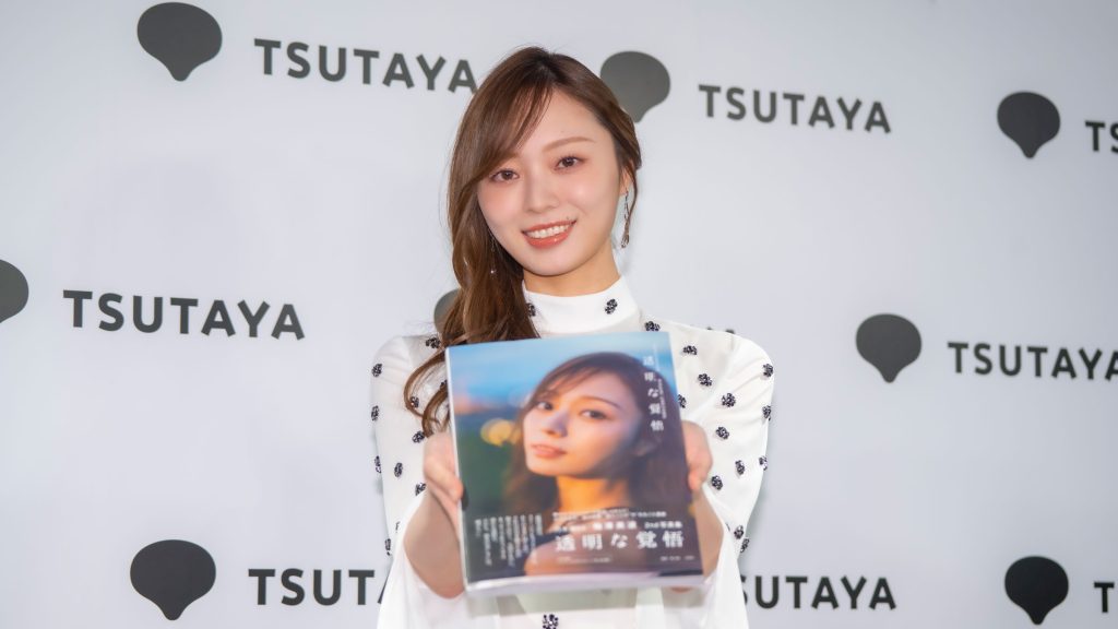 2nd写真集『透明な覚悟』発売記念取材会に出席した乃木坂46・梅澤美波