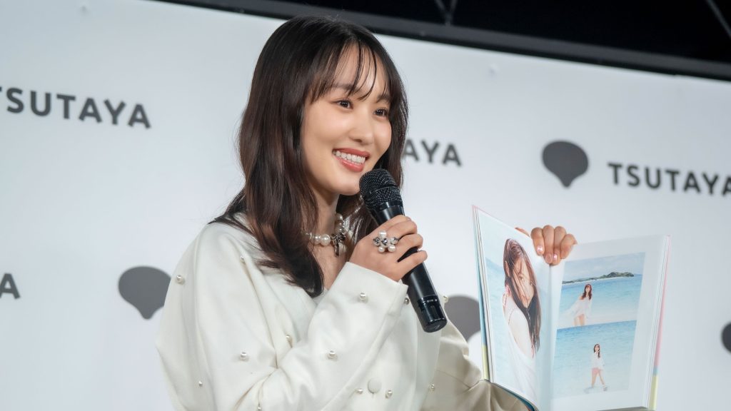 写真集『たびすがい』発売記念取材会に出席した菅井友香