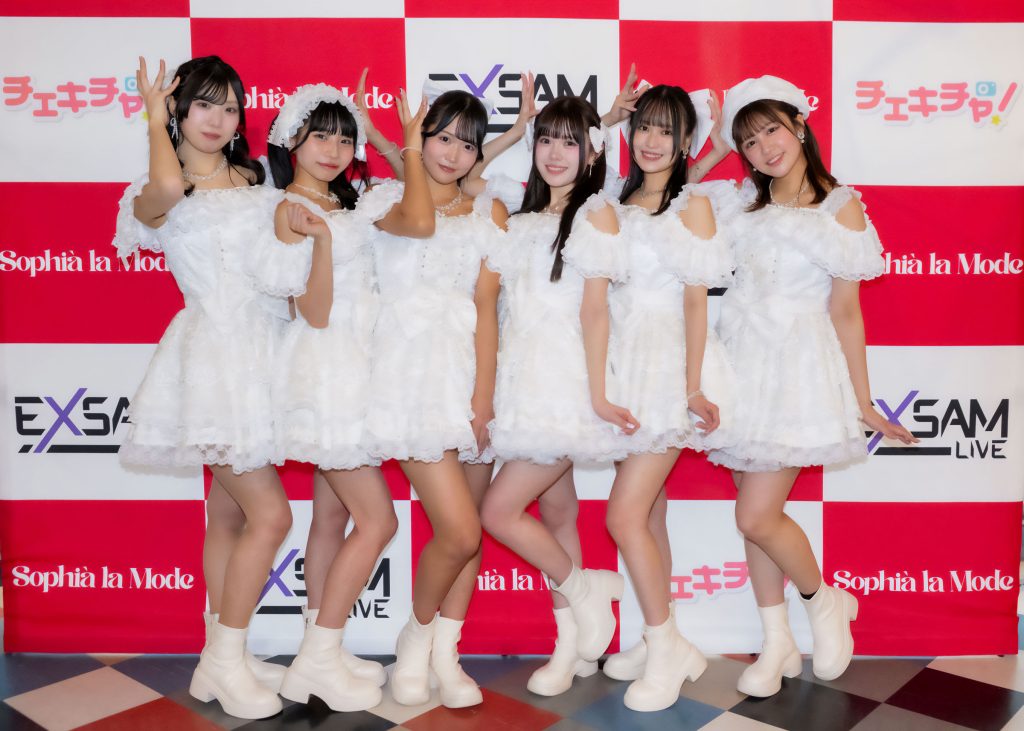 『Sophià la Mode』デビューレセプションライブより、左から藤野ゆず、高梨まゆ、南みゆか、香田リン、香田メイ、磯貝花音