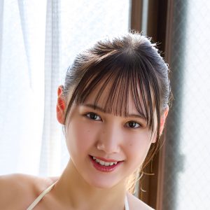 “妹系グラドル”の新星、ベッドの上で見せたおませな誘惑タイム