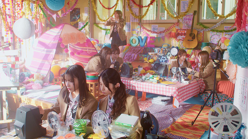 AKB48『向かい風』MVより