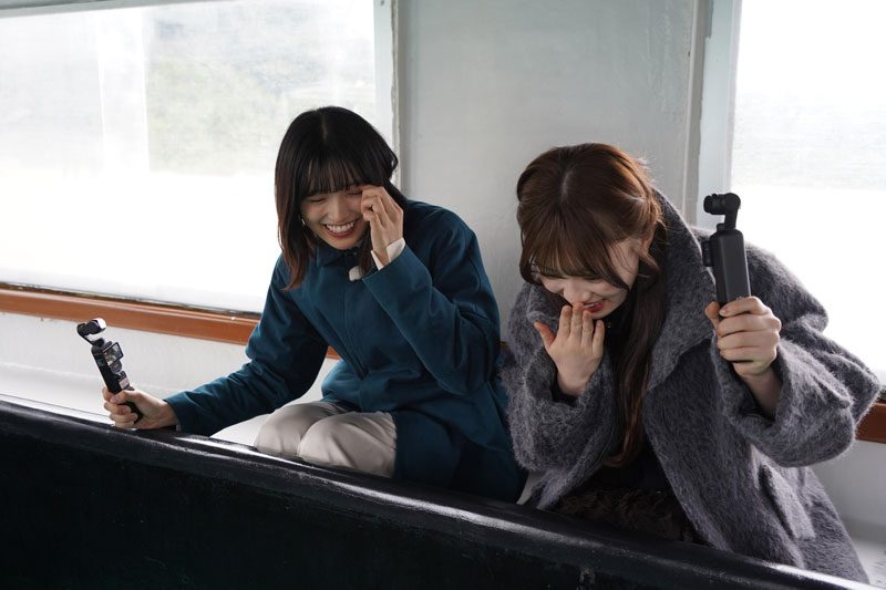 船の中から海中を眺める五百城茉央と愛宕心響