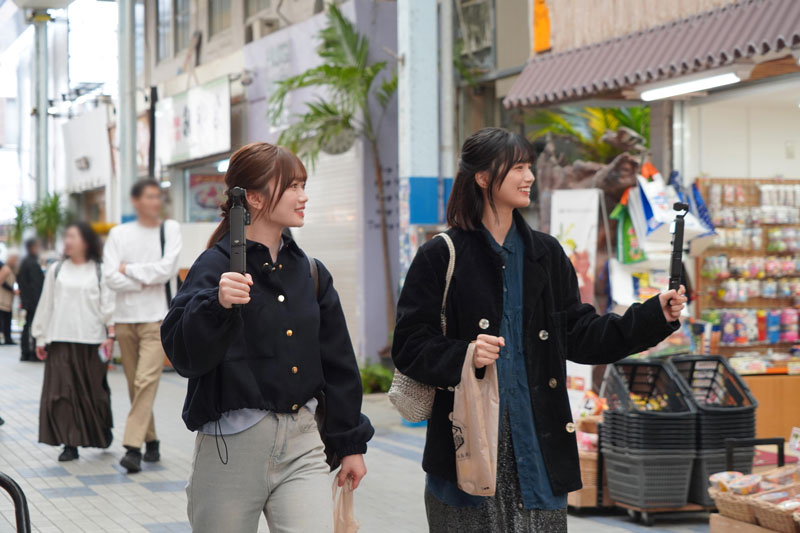 『ユーグレナモール』でショッピングを楽しむ2人