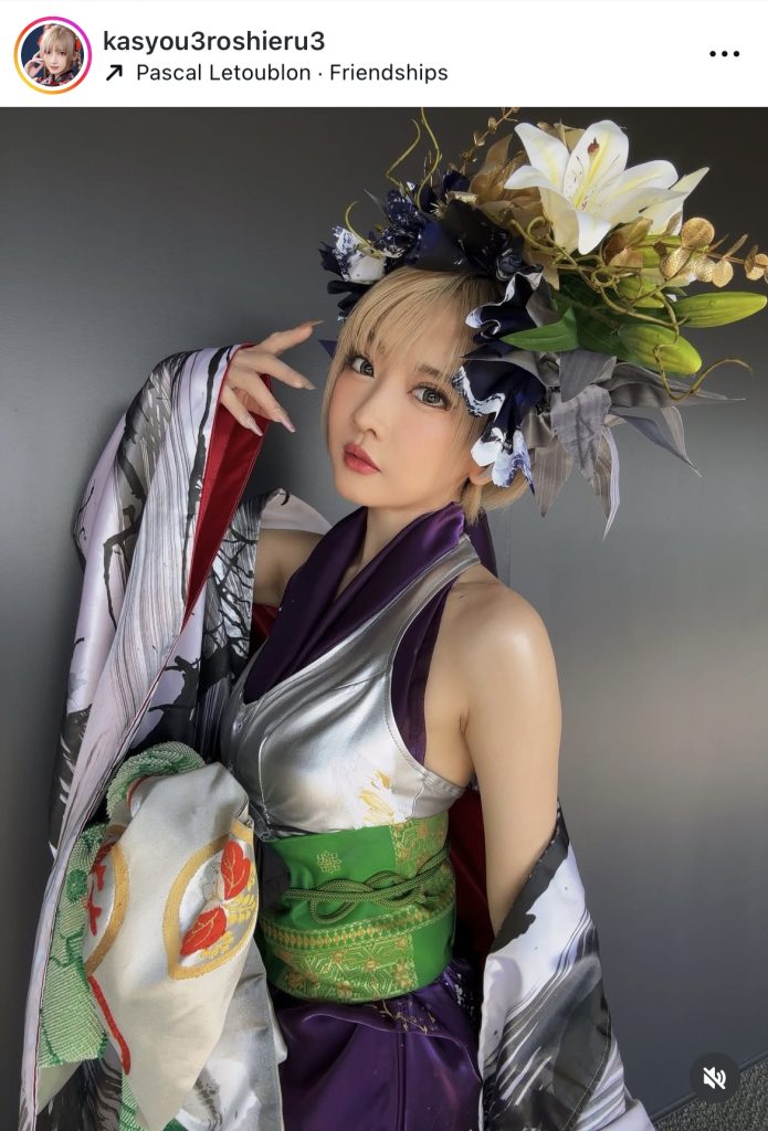 色っぽい衣装で新年のごあいさつ