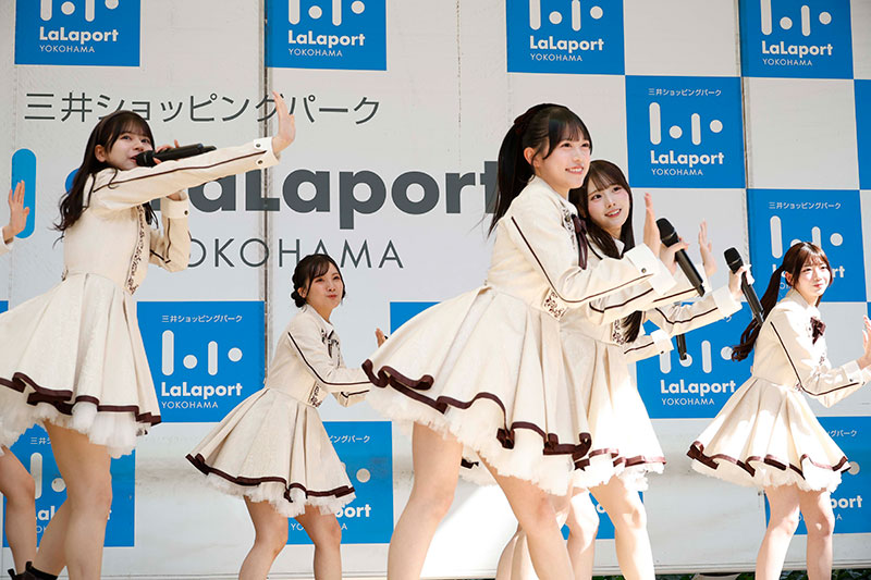 Rain Tree 4thデジタルシングル『君の居場所、僕の居場所』のコンセプト曲『Wonder party fou you』を披露する鈴野みお(センター)ら