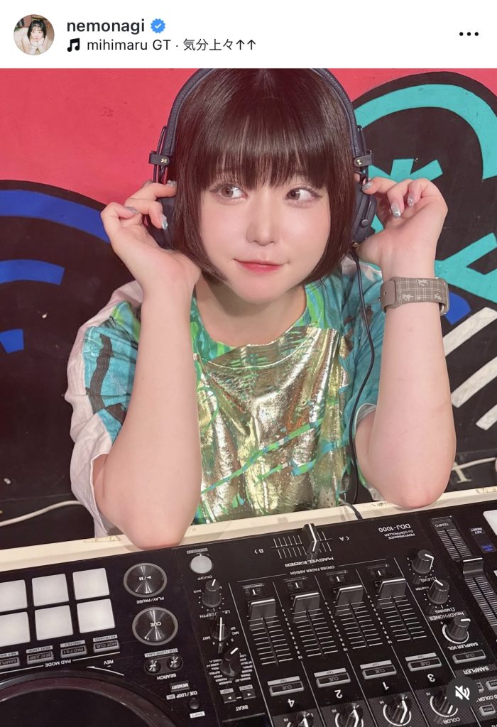 DJブースで楽しそう