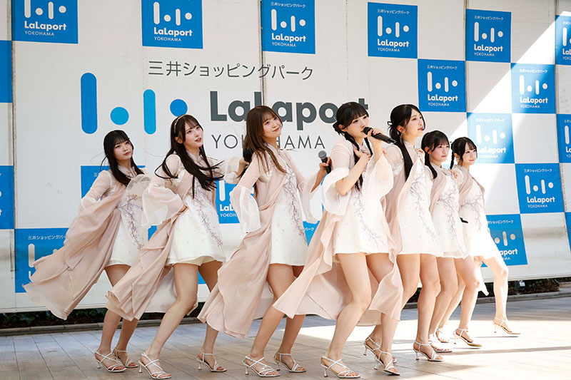 4thデジタルシングル『君の居場所、僕の居場所』を披露する7人のRain Treeメインメンバー