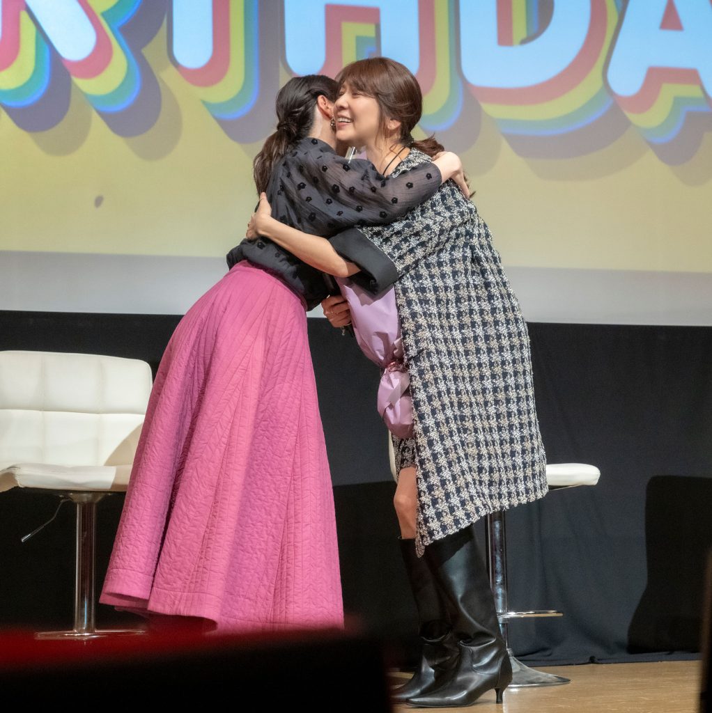FODオリジナルドラマ『こないだおばさんって言われたよ』完成披露イベントより抱擁する飯島直子と堀内敬子