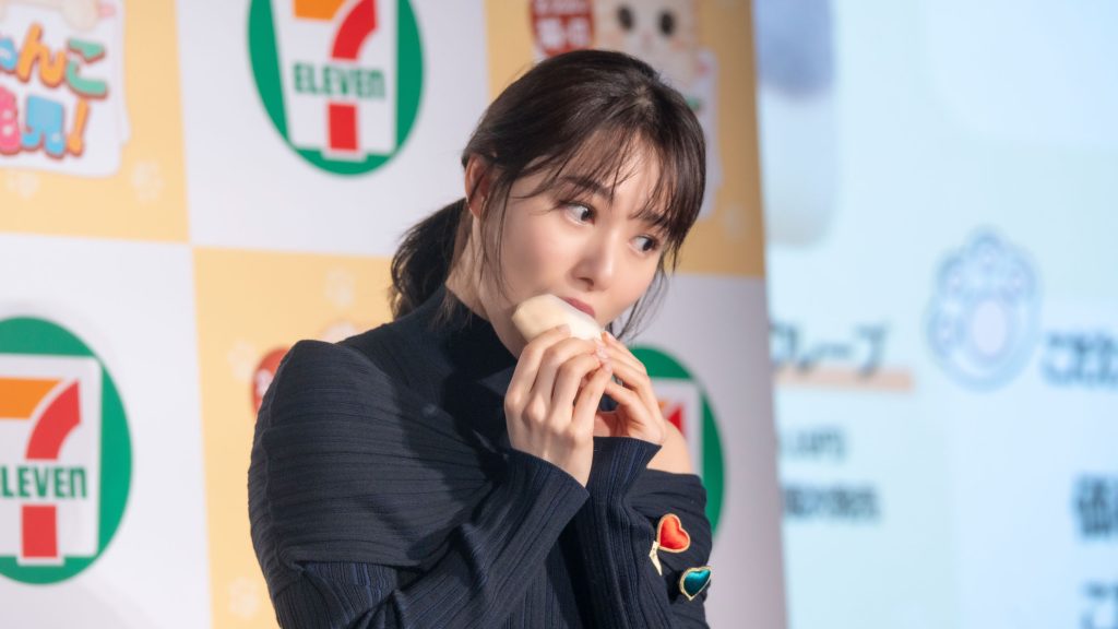 セブン‐イレブン『にゃんこ発見！』新商品発表会に出席した桜井日奈子が『三毛猫もちもちクレープ』を試食