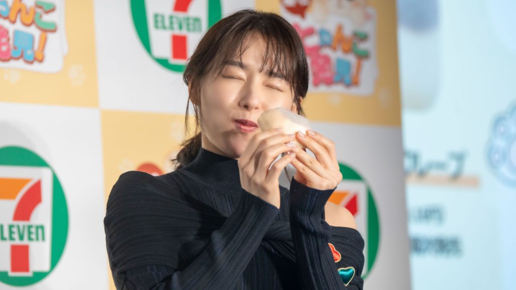 セブン‐イレブン『にゃんこ発見！』新商品発表会に出席した桜井日奈子が『三毛猫もちもちクレープ』を試食