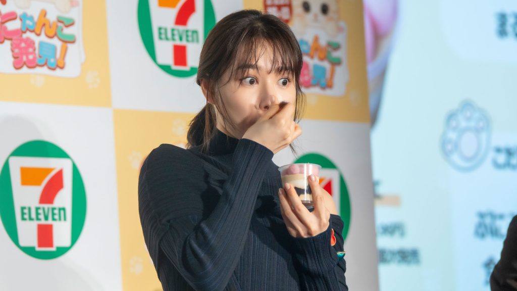 セブン‐イレブン『にゃんこ発見！』新商品発表会に出席した桜井日奈子が『にゃんパフェ』を試食