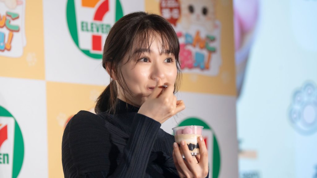 セブン‐イレブン『にゃんこ発見！』新商品発表会に出席した桜井日奈子が『にゃんパフェ』を試食
