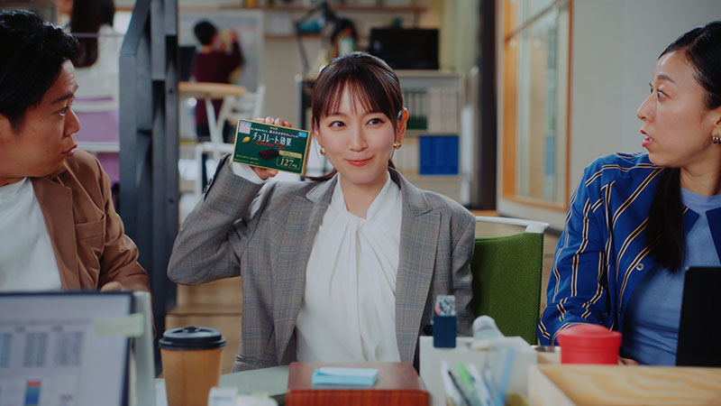 「チョコレート効果」新TVCM「シゴデキセンパイ『登場』篇」(30秒)より
