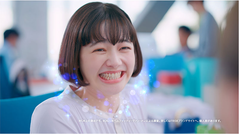 白石麻衣が出演する「FRISKクリーンブレス『後輩救出』」篇より