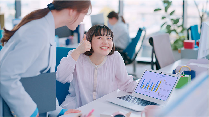 白石麻衣が出演する「FRISKクリーンブレス『後輩救出』」篇より