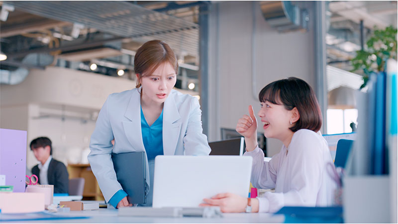 白石麻衣が出演する「FRISKクリーンブレス『後輩救出』」篇より