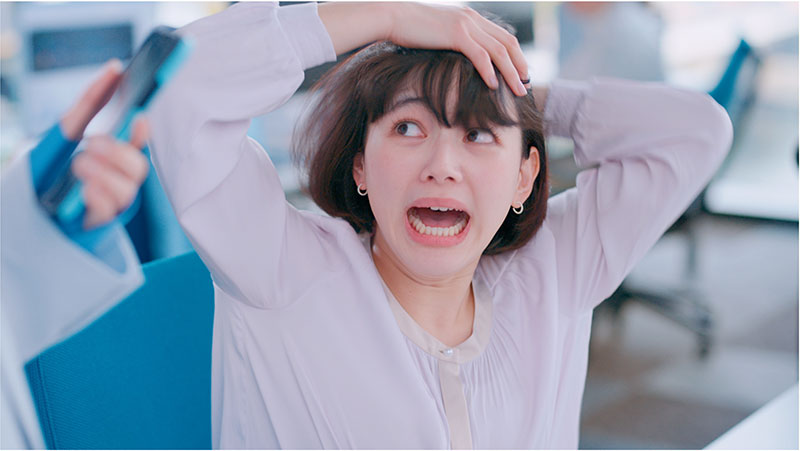 白石麻衣が出演する「FRISKクリーンブレス『後輩救出』」篇より