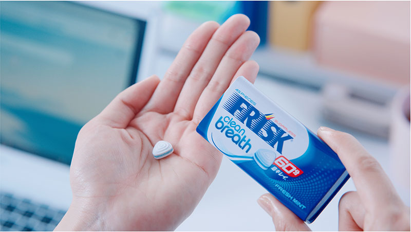 白石麻衣が出演する「FRISKクリーンブレス『後輩救出』」篇より