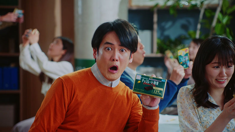 「チョコレート効果」新TVCM「シゴデキセンパイ『登場』篇」(30秒)より