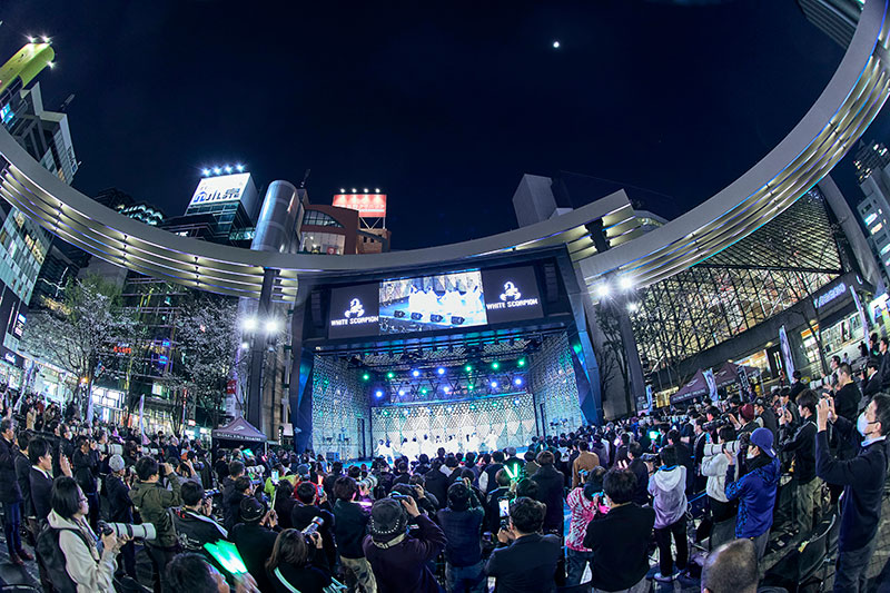 WHITE SCORPION、3日間連続開催のフリーライブ初日より