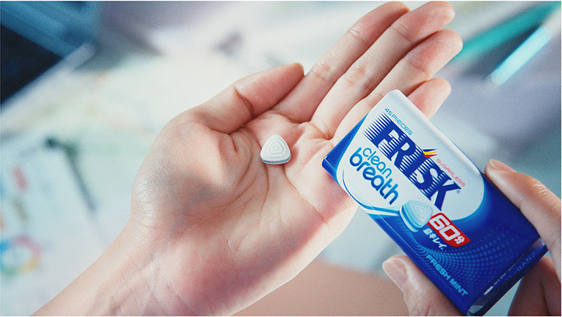 白石麻衣が出演する「FRISKクリーンブレス『緊急事態』」篇より