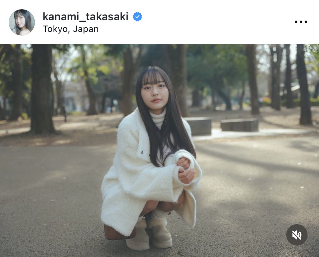 ちょこんとしゃがむ高崎かなみがキュート