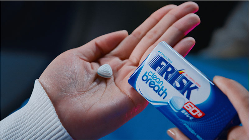 白石麻衣が出演する「FRISKクリーンブレス『ドライブデート』」篇より