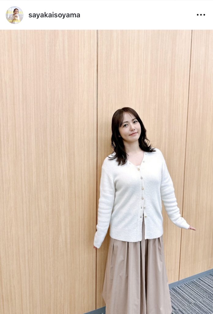 白ニット×ベージュスカートでNHK総合「激突メシあがれ～自作グルメ頂上決戦～」に登場