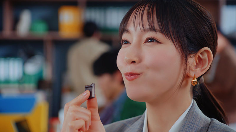 「チョコレート効果」新TVCM「シゴデキセンパイ『登場』篇」(15秒)より