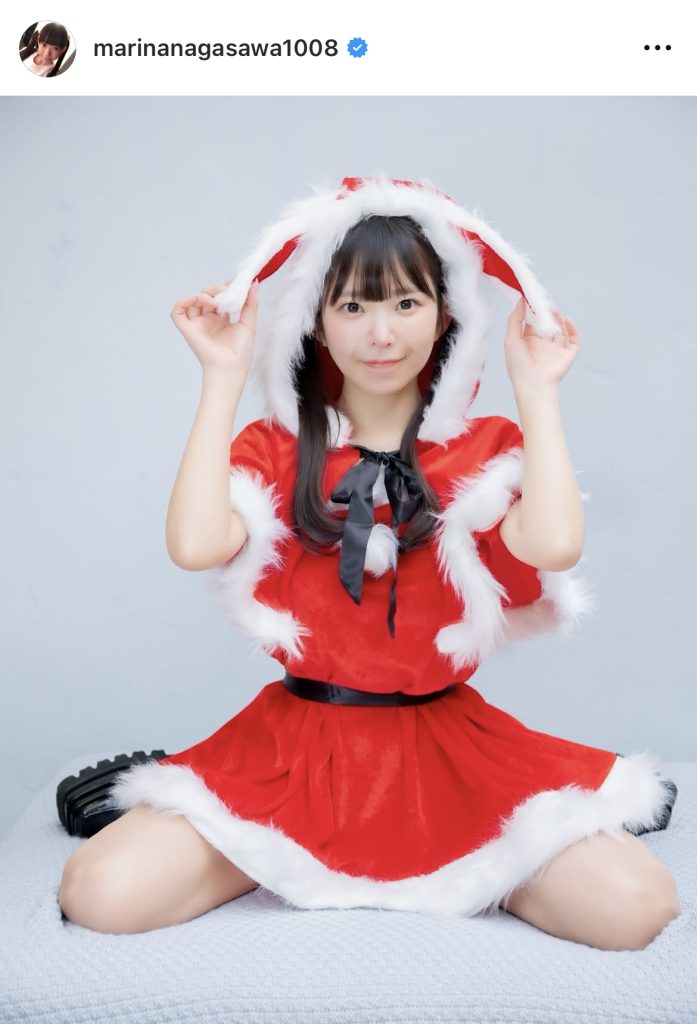 クリスマスイブにサンタのコスプレ姿を公開