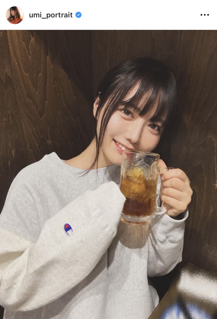 ジョッキを手にニッコリ