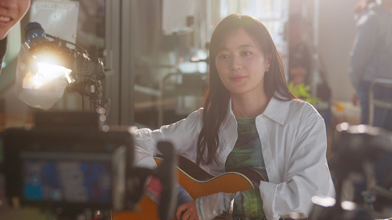 三ツ矢サイダー新TVCM『青空を飲んでゆけ。』編に出演する生田絵梨花(メイキング)