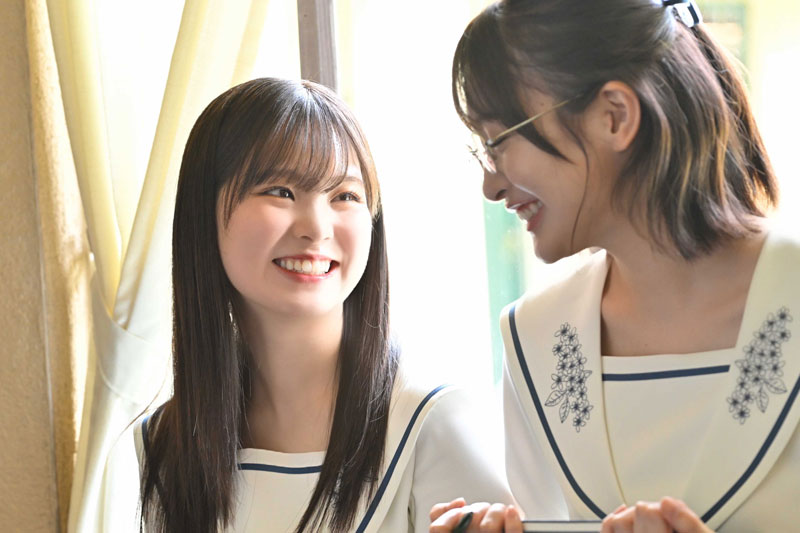 秋野沙理役の遠藤理子と琴原美名役の小島凪紗