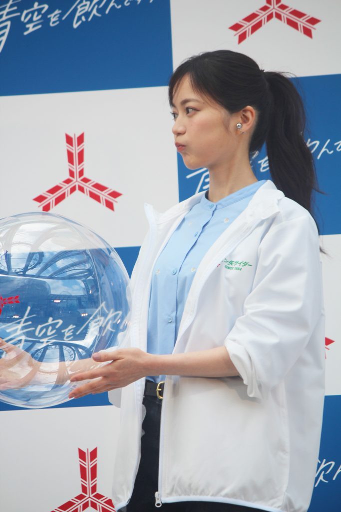 サンプリングイベント「三ツ矢サイダー 澄みきる青空バルーン」に登壇した生田絵梨花