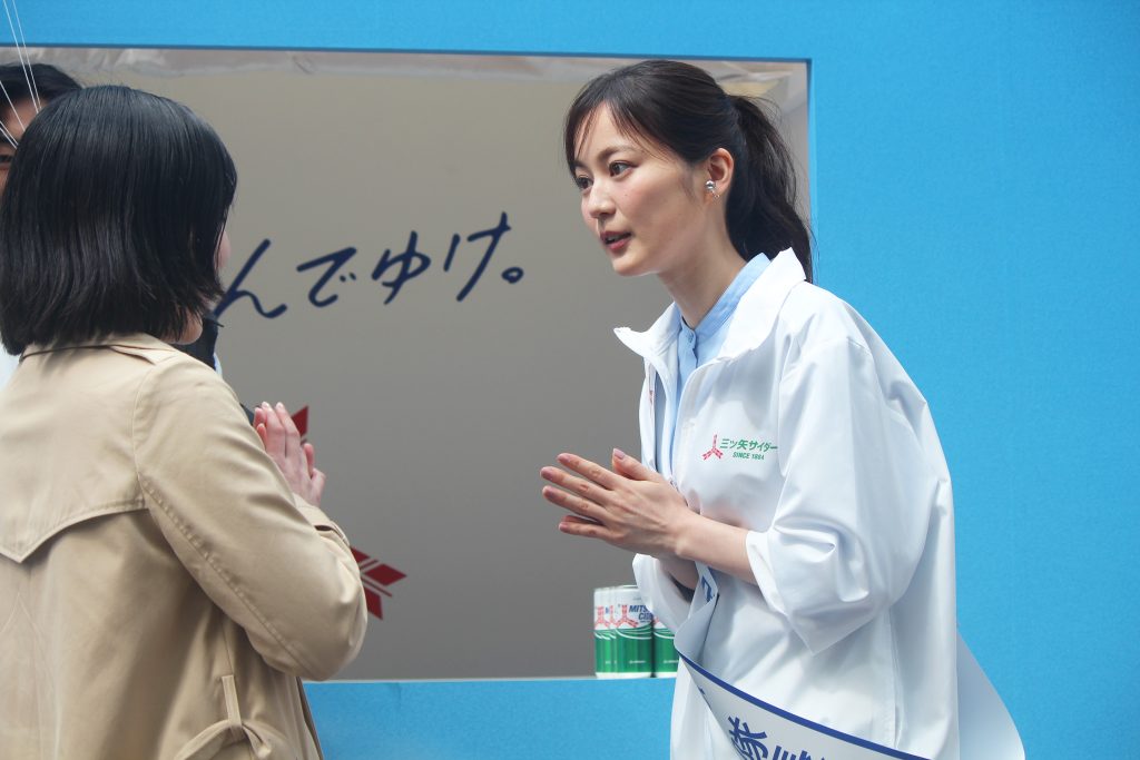 サンプリングイベント「三ツ矢サイダー 澄みきる青空バルーン」に登壇した生田絵梨花